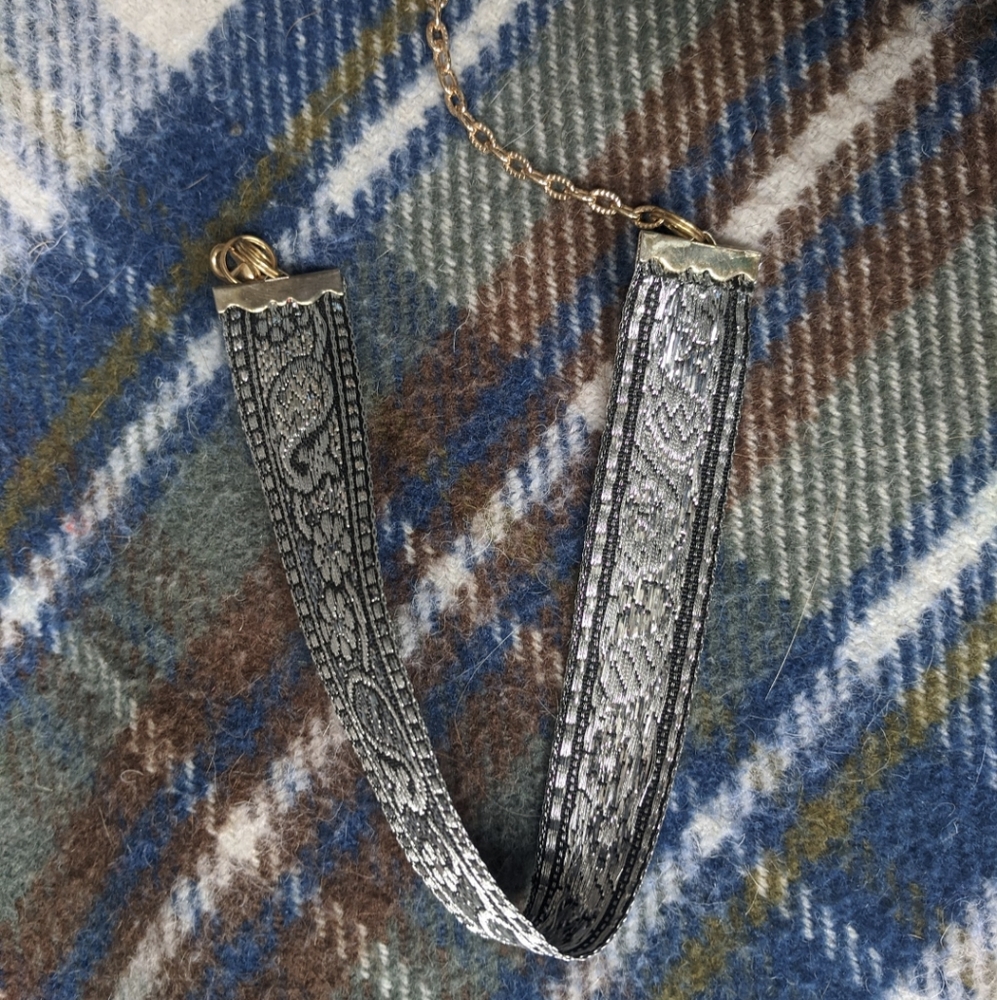 Metallic silver ribbon choker necklace